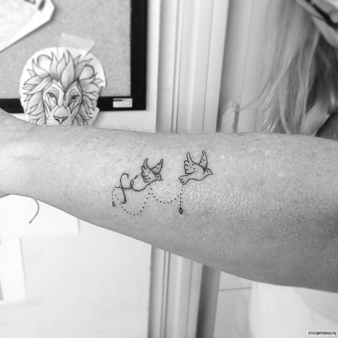 Фотография татуировки под названием «Два маленьких голубя»