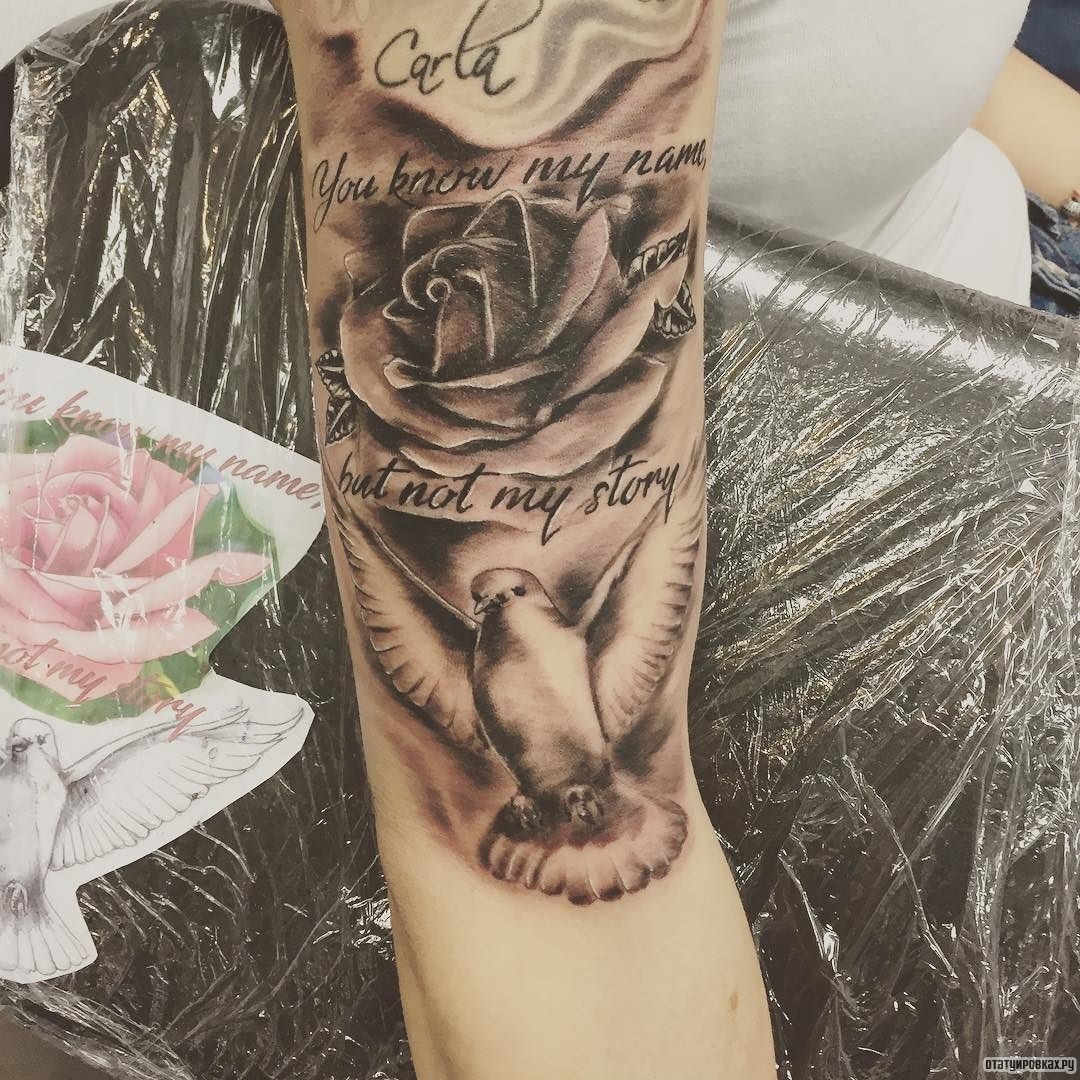 Фотография татуировки под названием «Голубь с розой и надписями»