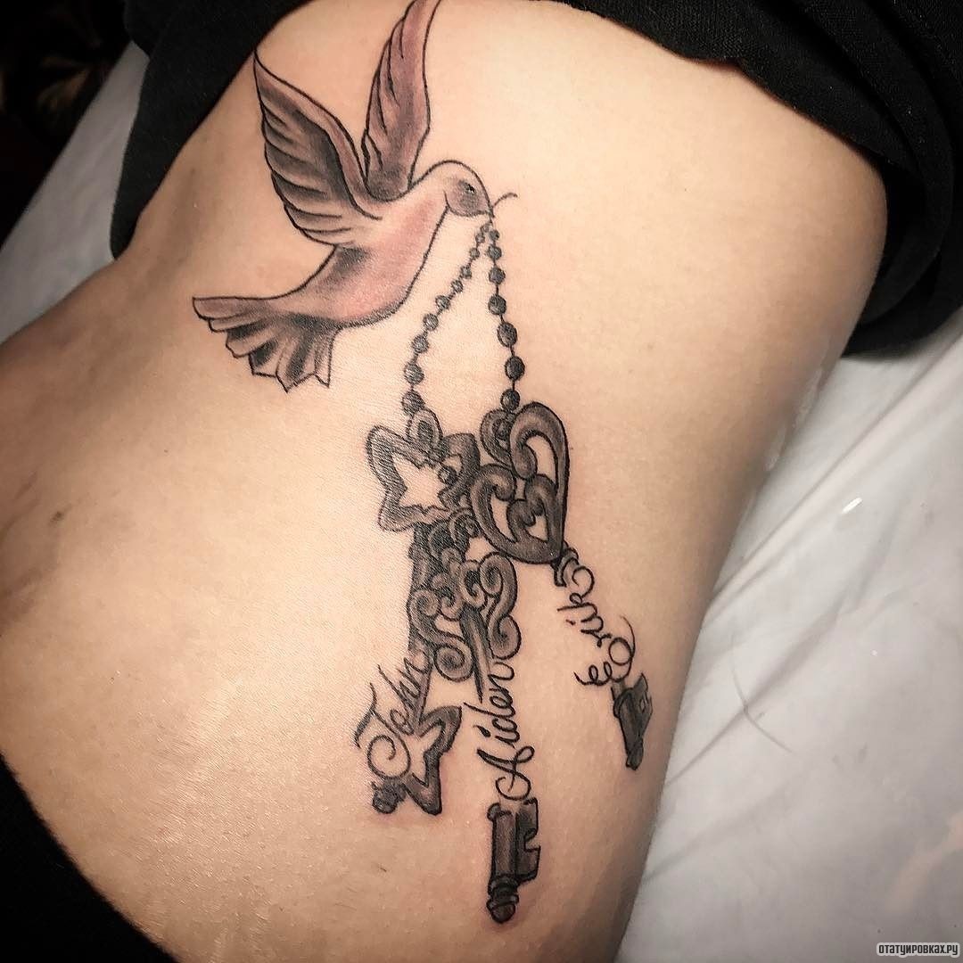 Фотография татуировки под названием «Голубь с тремя ключами»