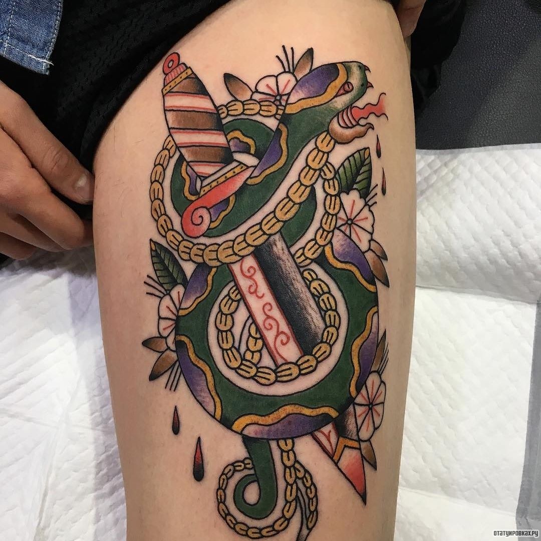 Фотография татуировки под названием «Нож со змеей»
