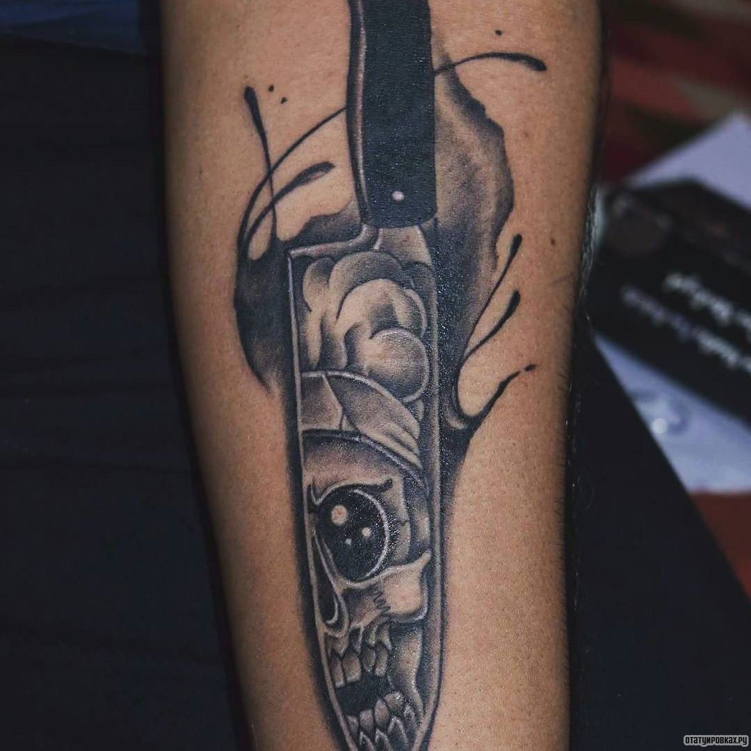 Фотография татуировки под названием «Нож с черепом»