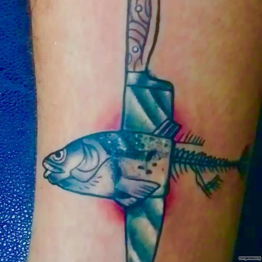 Фотография татуировки под названием «Нож с рыбой»