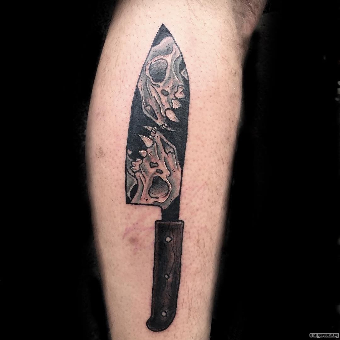 Фотография татуировки под названием «Нож с черепом животного»