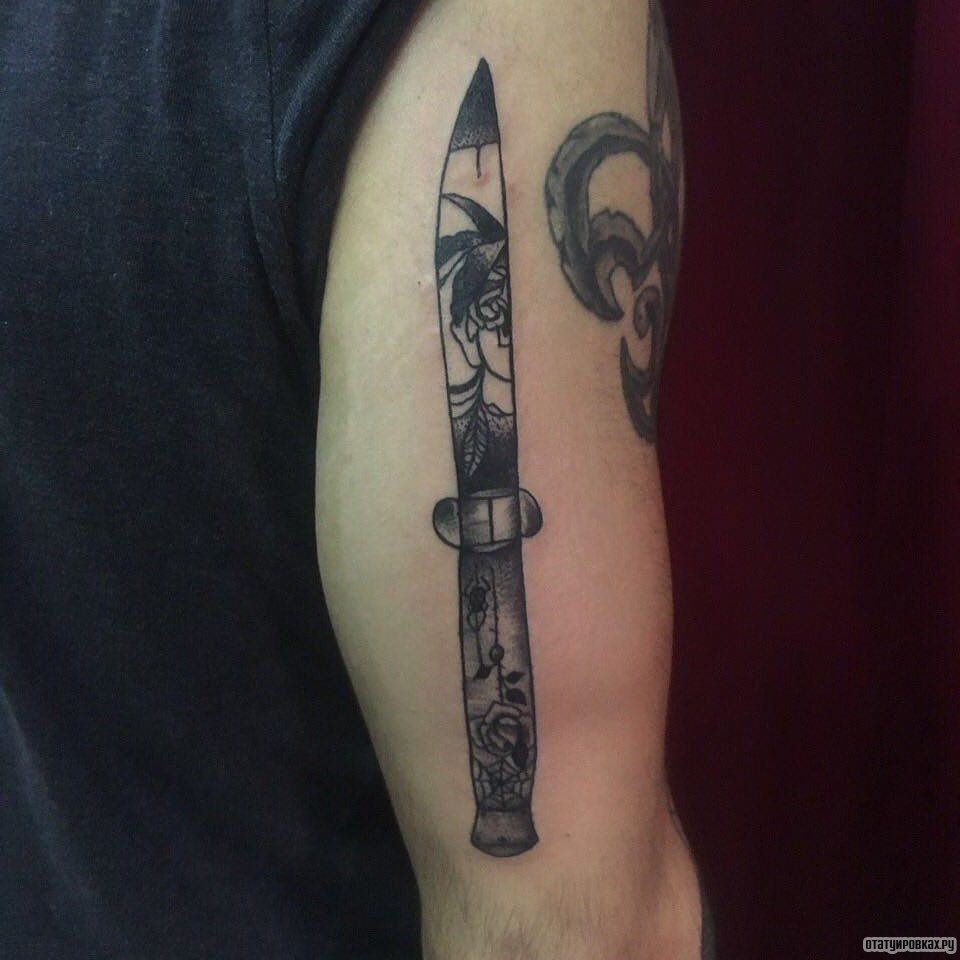 Фотография татуировки под названием «Нож»