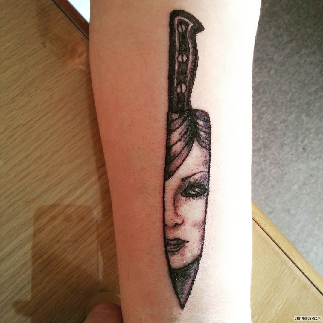 Фотография татуировки под названием «Нож с девушкой»