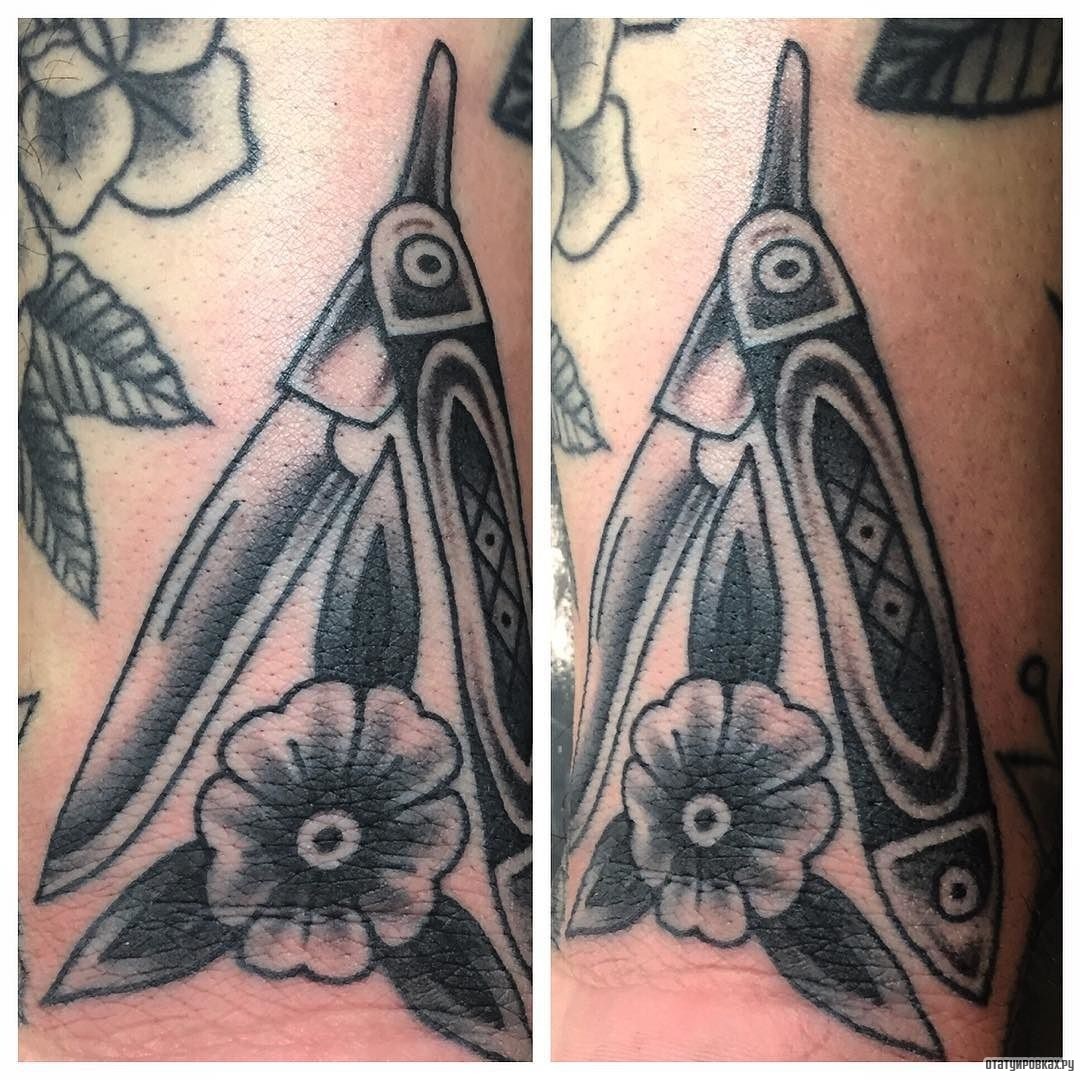 Фотография татуировки под названием «Нож и цветок»
