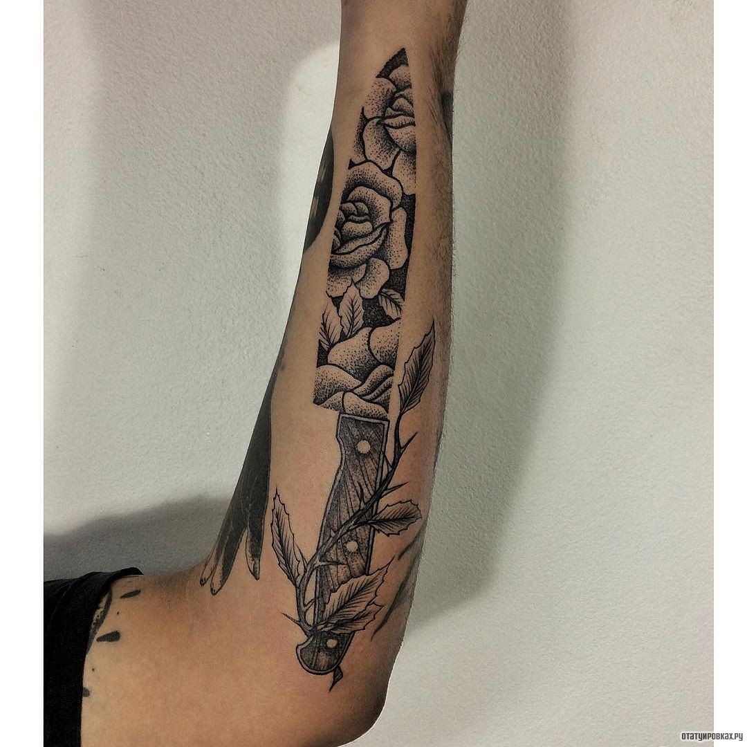 Фотография татуировки под названием «Нож с розами»