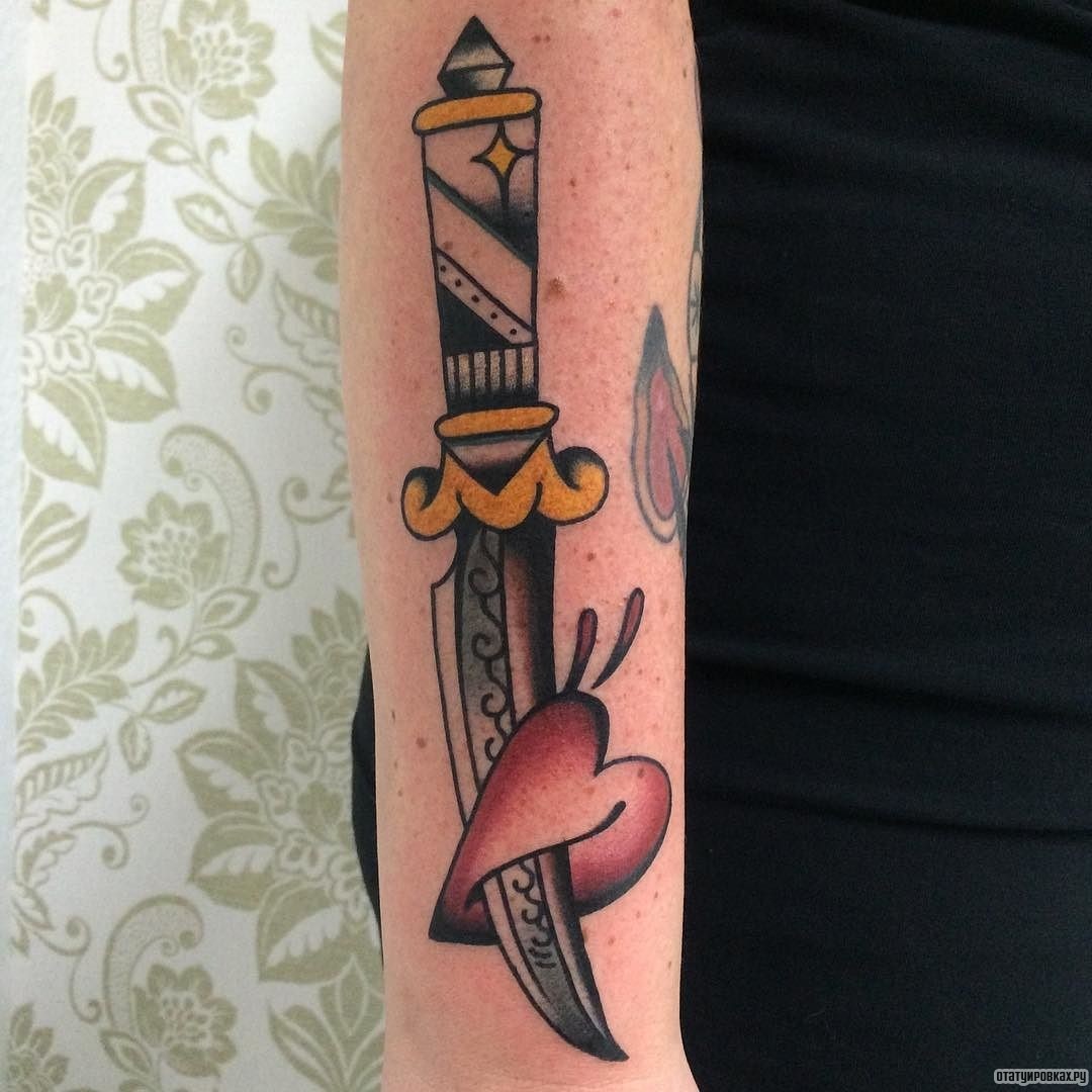 Фотография татуировки под названием «Нож и дырявое сердце»