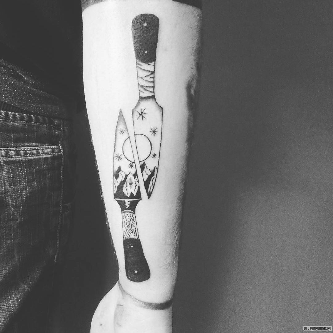 Фотография татуировки под названием «Два ножа»
