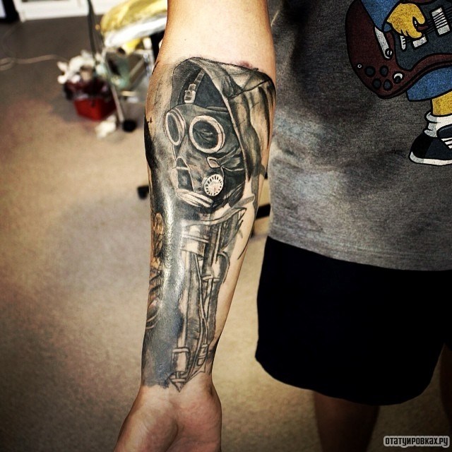 Фотография татуировки под названием «Человек в противогазе»