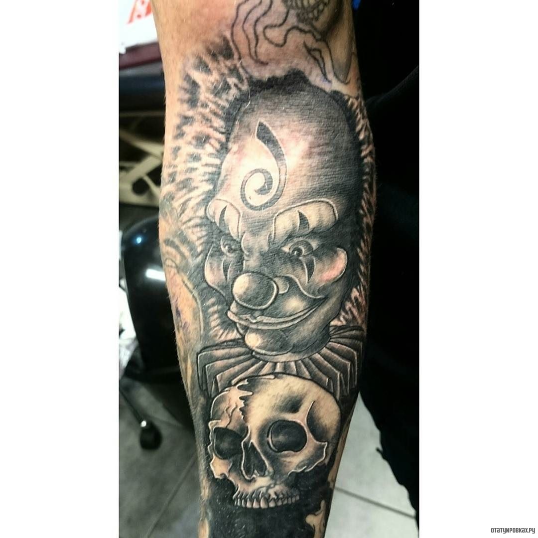 Фотография татуировки под названием «Клоун с черепом»