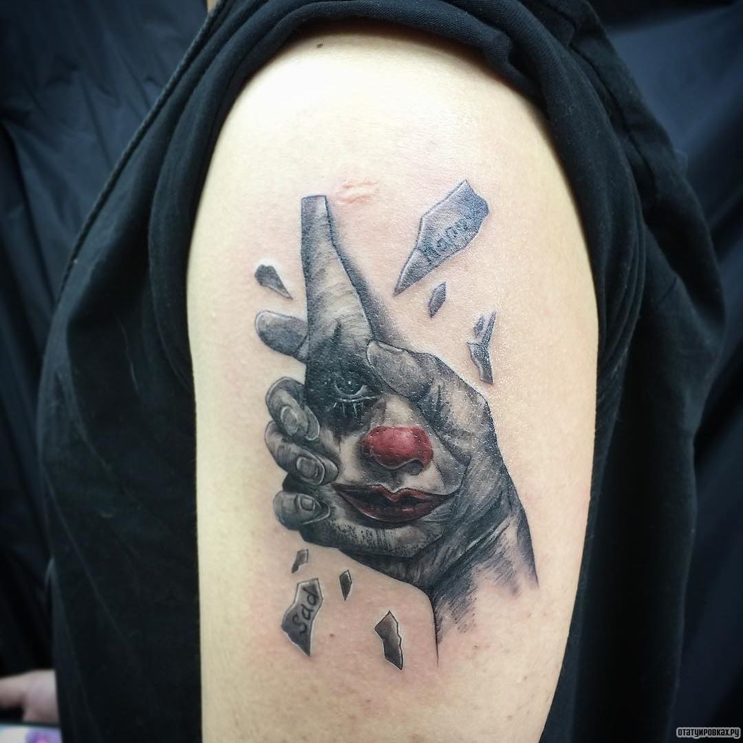 Фотография татуировки под названием «Клоун в осколке»