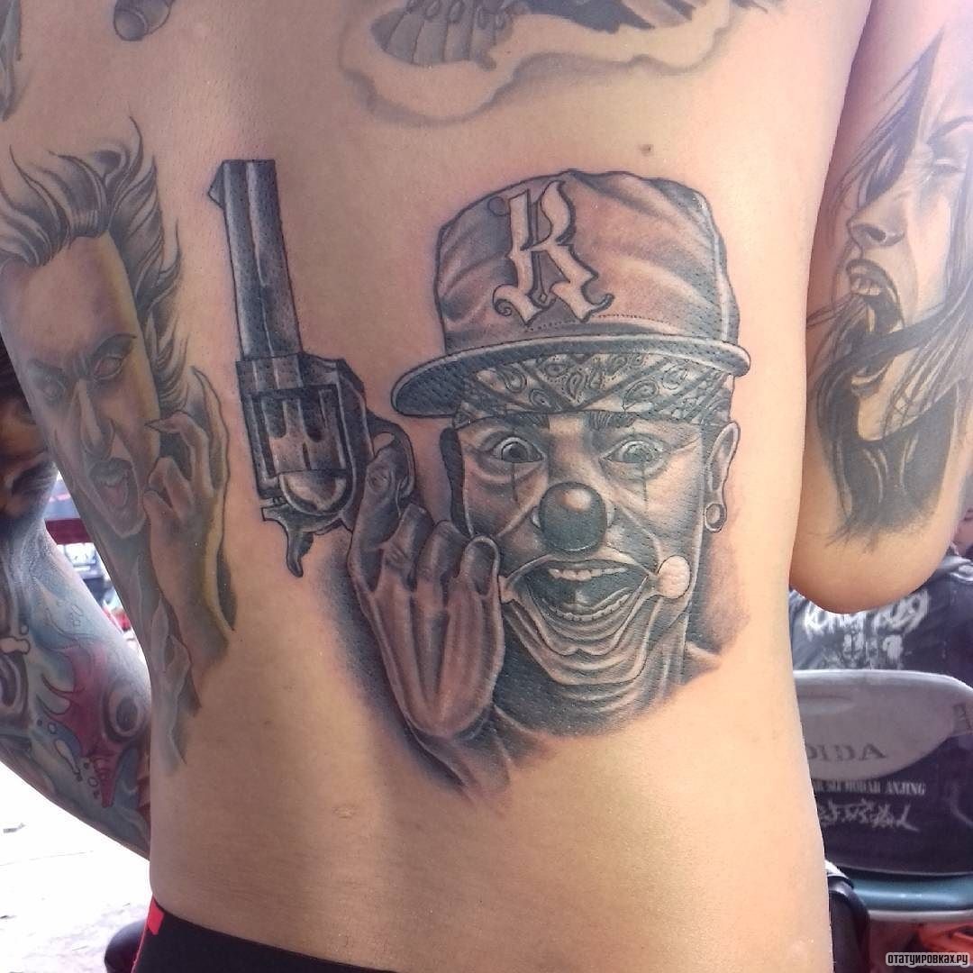 Фотография татуировки под названием «Клоун с пистолетом в руках»