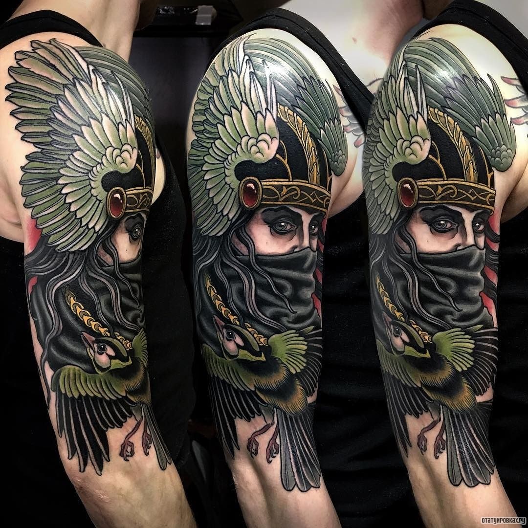 Фотография татуировки под названием «Валькирия с зеленой птицей»