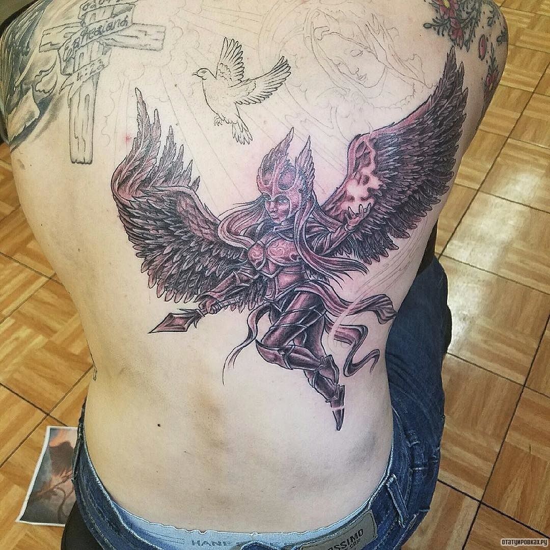 Фотография татуировки под названием «Валькирия в полете с копьем»