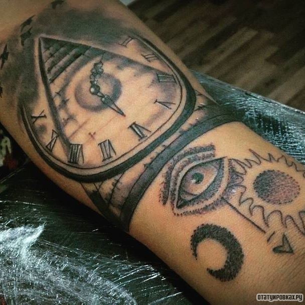 Фотография татуировки под названием «Пирамида с часами»
