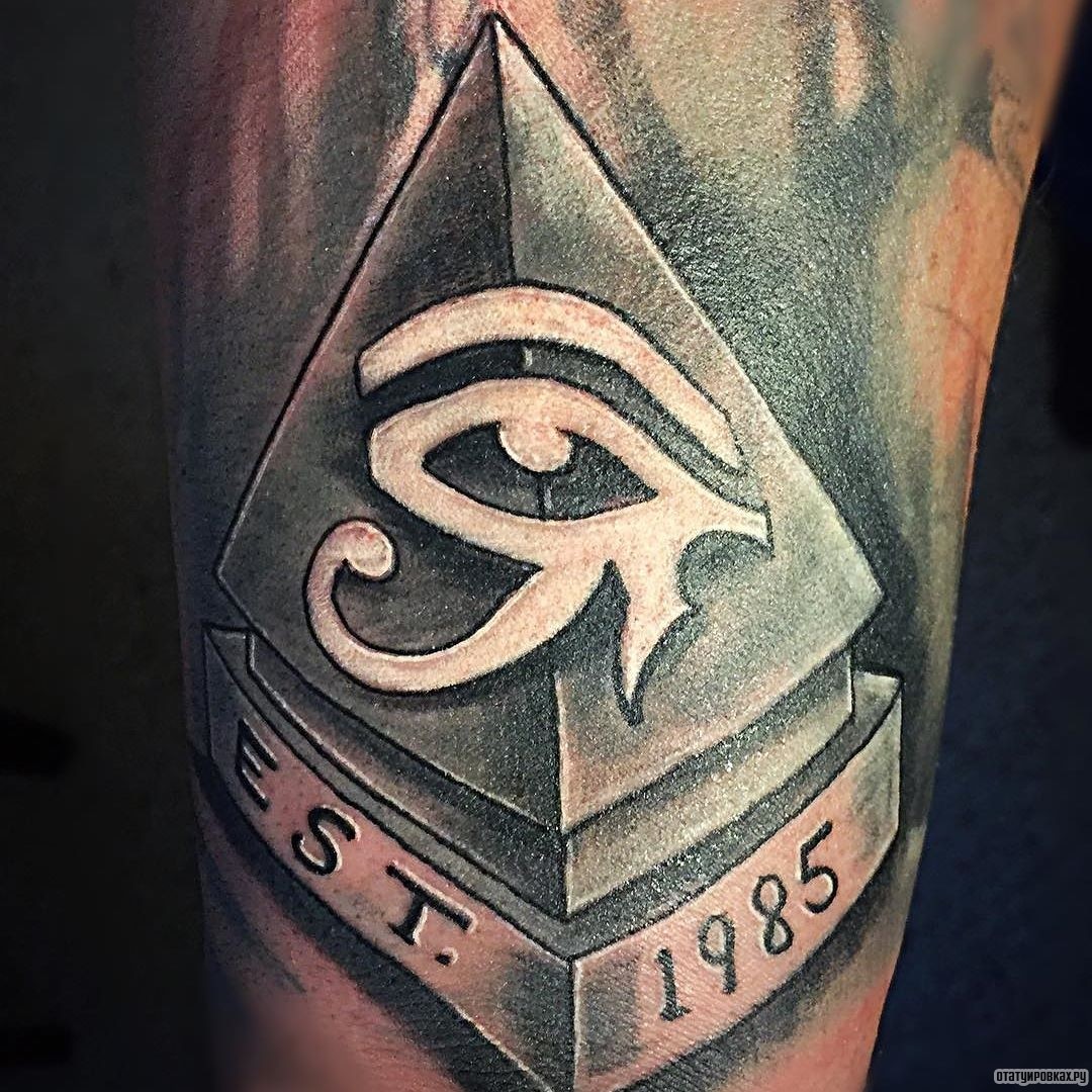 Фотография татуировки под названием «Пирамида с гора глаз»