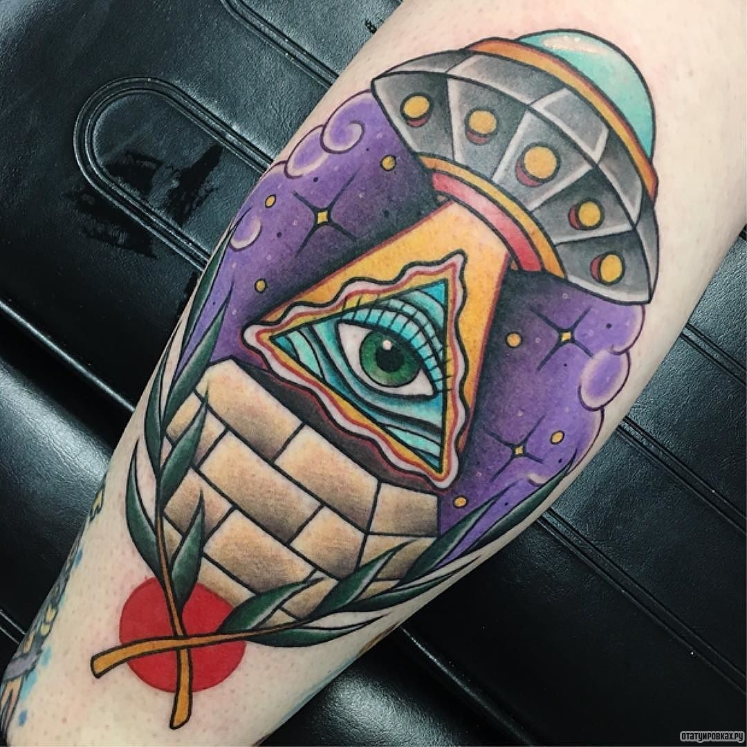 Фотография татуировки под названием «Пирамида в виде всевидящего ока»