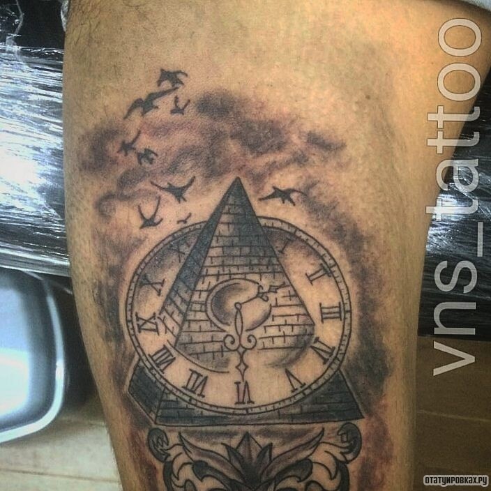 Фотография татуировки под названием «Пирамида, часы и птицы»