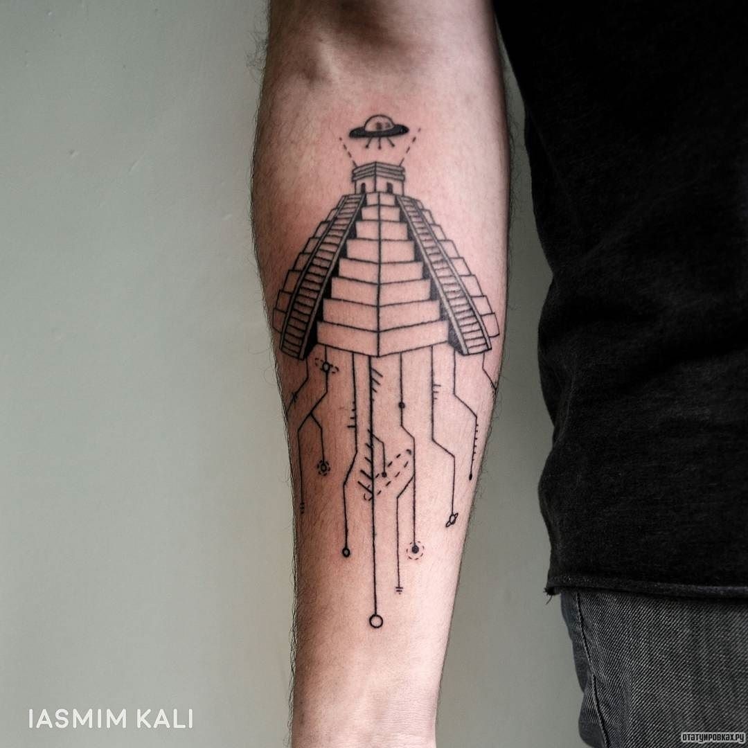 Фотография татуировки под названием «Пирамида с летающей тарелкой»