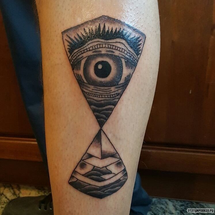 Фотография татуировки под названием «Пирамида с глазом»