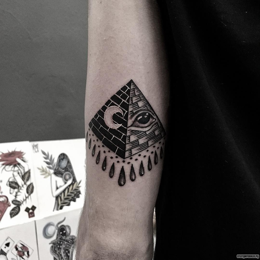 Фотография татуировки под названием «Пирамида с глазом и месяцем»