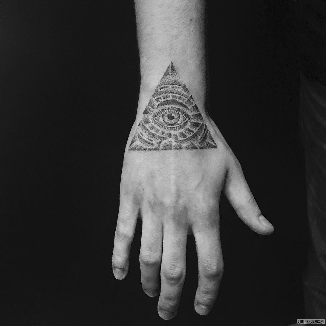 Фотография татуировки под названием «Всевидящее око в виде пирамиды»