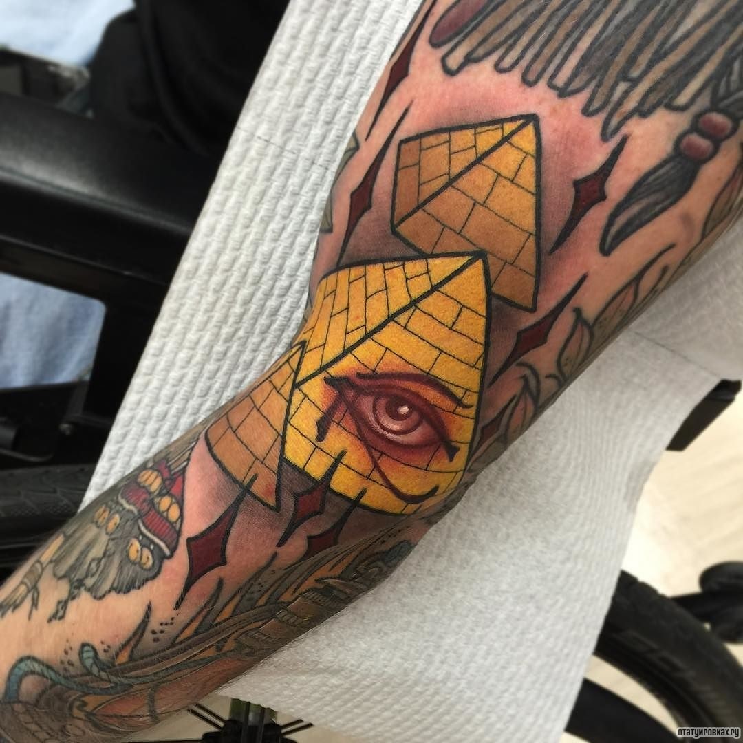 Фотография татуировки под названием «Желтая пирамида с глазом»