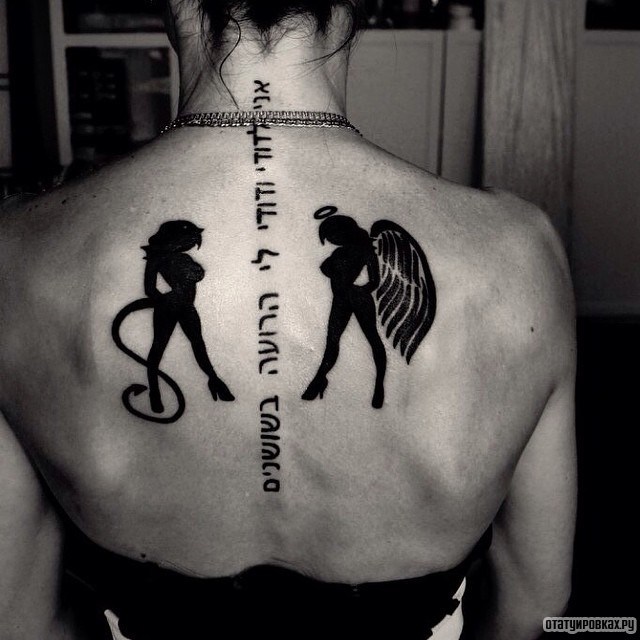 Фотография татуировки под названием «Ангел, дьявол, надпись на иврите»