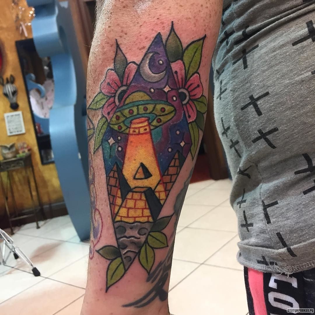 Фотография татуировки под названием «Пирамиды с цветами»