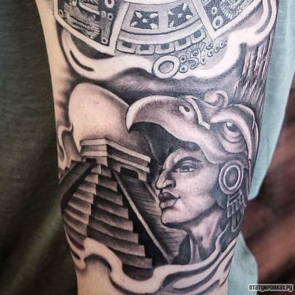 Фотография татуировки под названием «Пирамида египетская»