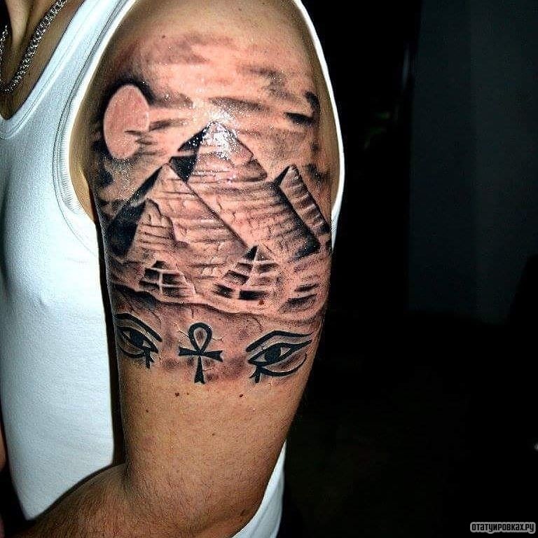 Фотография татуировки под названием «Пирамиды с луной и гора-глазом»