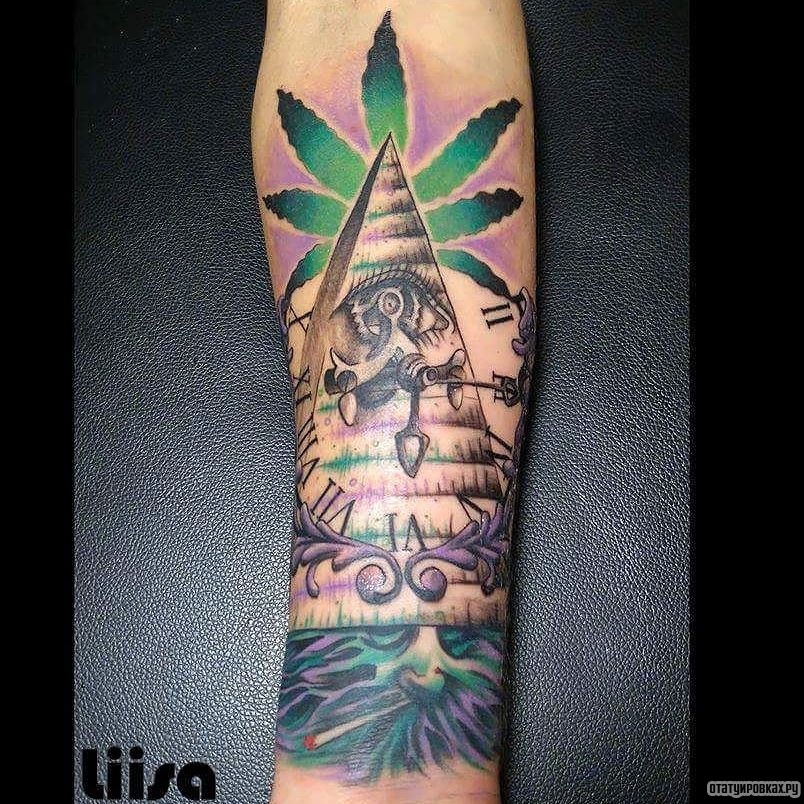 Фотография татуировки под названием «Пирамида с марихуаной»