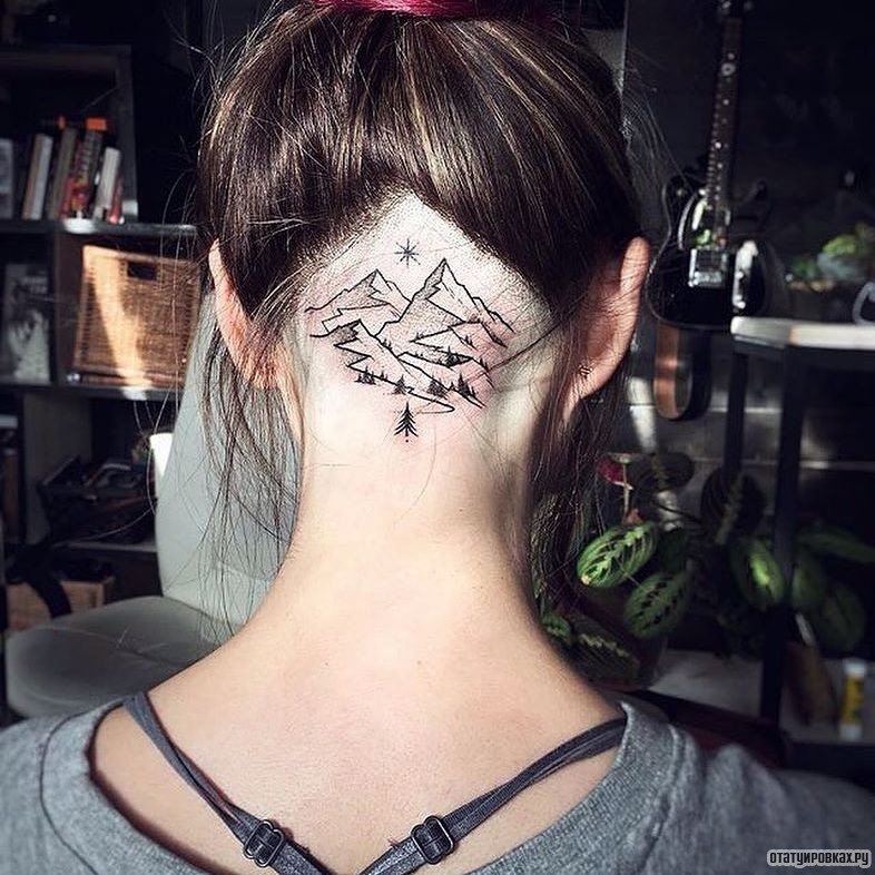 Фотография татуировки под названием «Горы с елками»