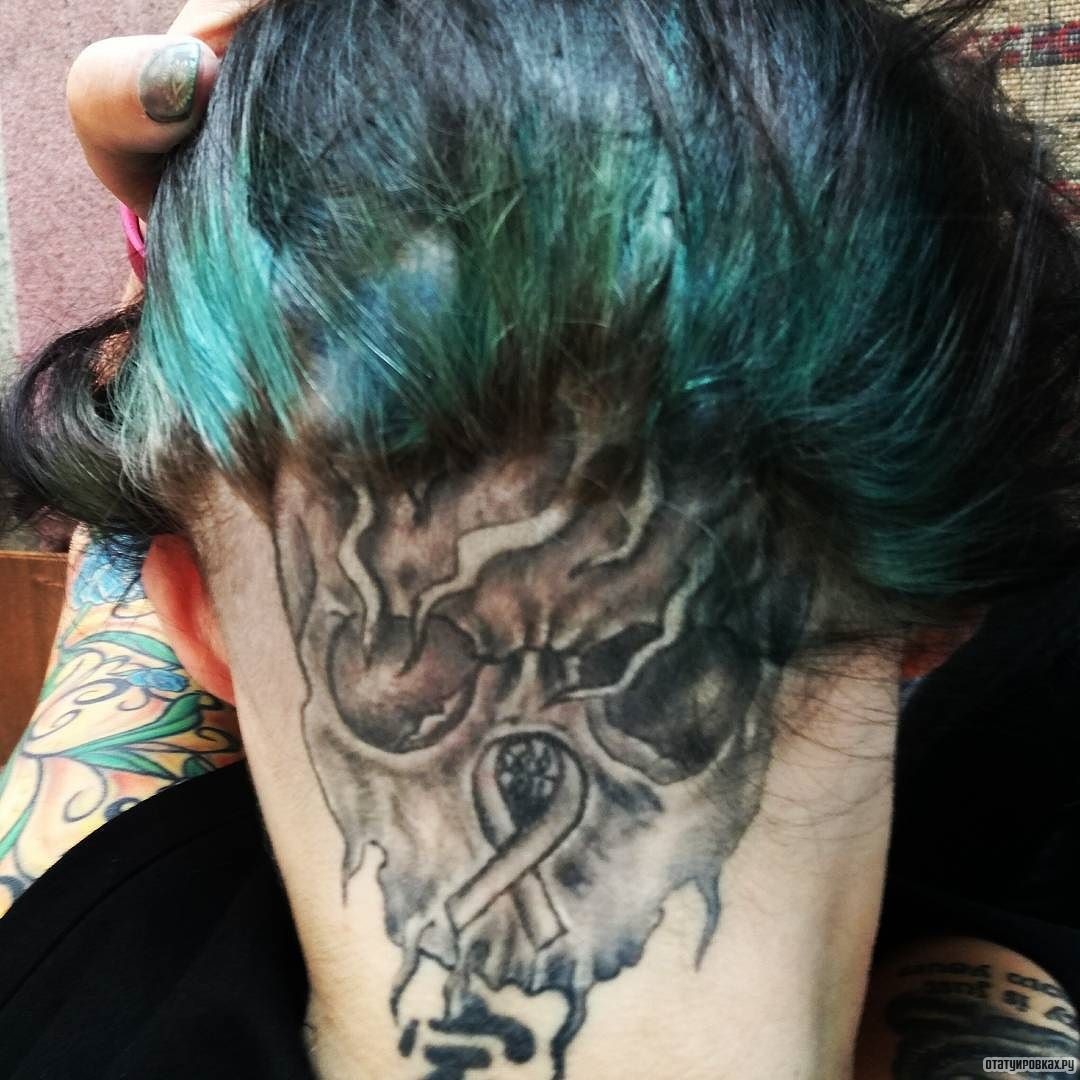 Фотография татуировки под названием «Череп с лентой на носу»
