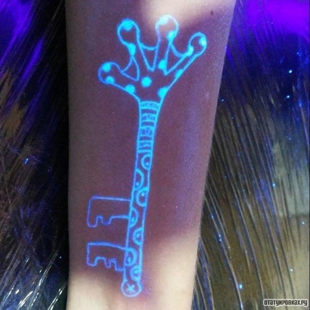 Фотография татуировки под названием «Светящийся ключ»