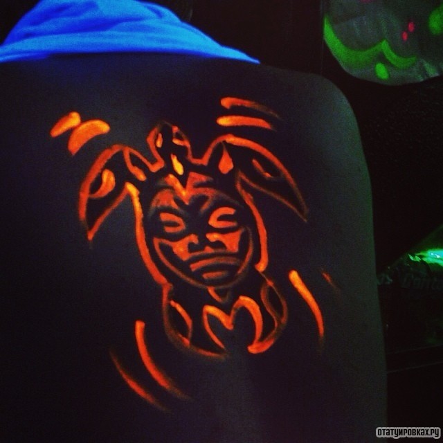 Фотография татуировки под названием «Светящаяся полинезийская черепаха»