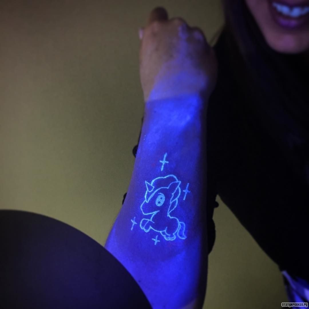 Фотография татуировки под названием «Светящийся маленький единорог»