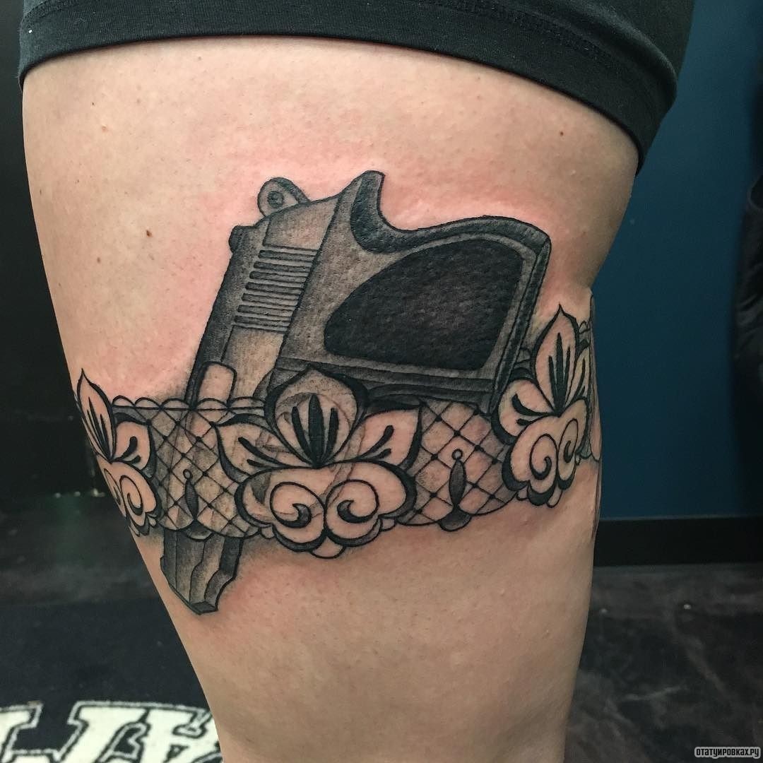 Фотография татуировки под названием «Подвязка с пистолетом»