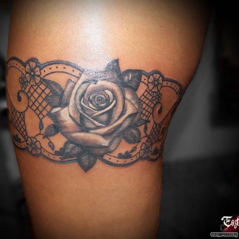 Фотография татуировки под названием «Подвязка и нежная роза»