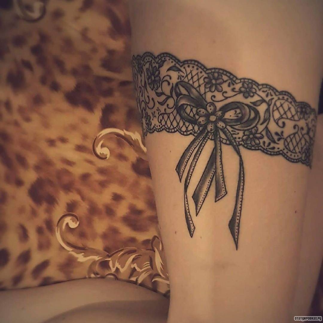 Фотография татуировки под названием «Подвязка и бант чб»