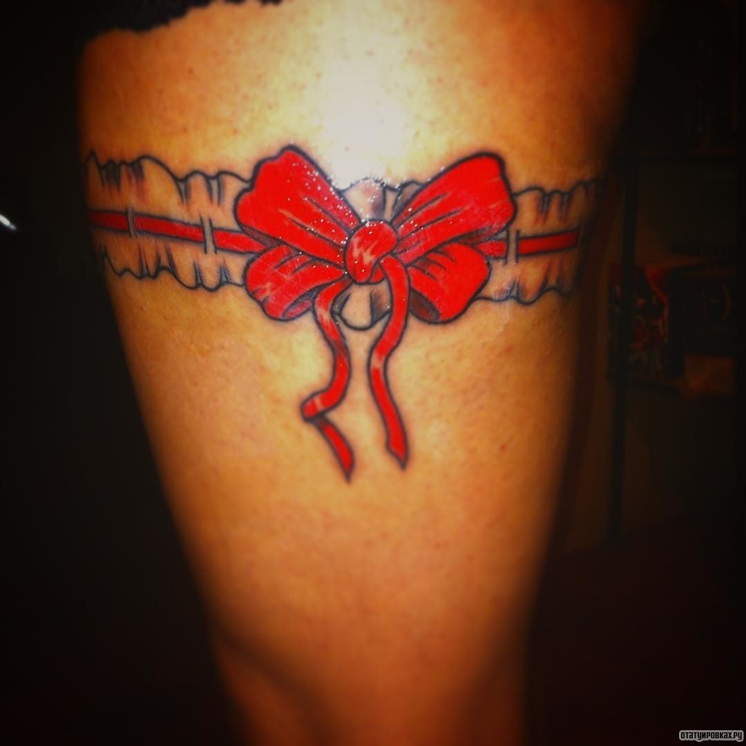 Фотография татуировки под названием «Подвязка в красном цвете с бантом»