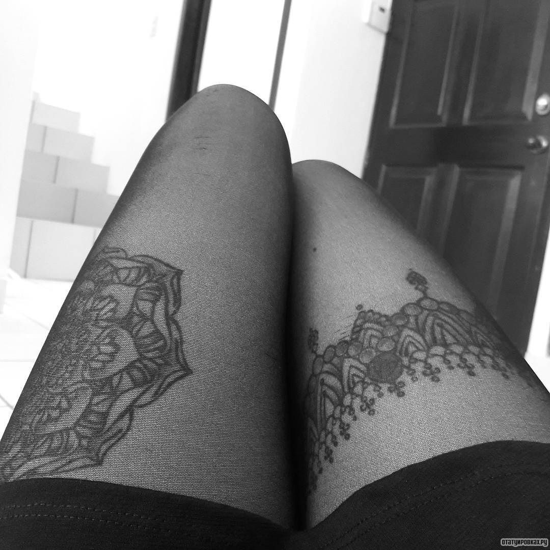 Фотография татуировки под названием «Подвязка и мандала»