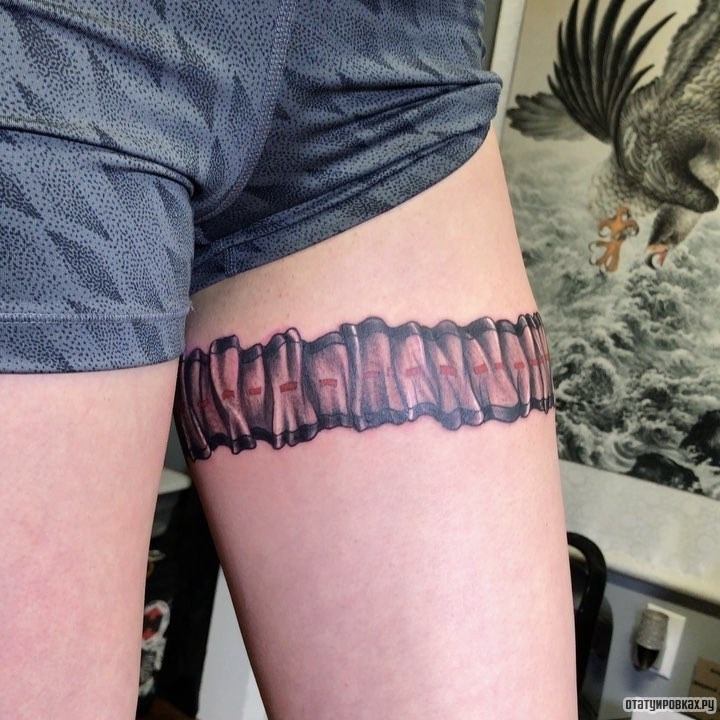 Фотография татуировки под названием «Подвязка в виде стянутой ленты»