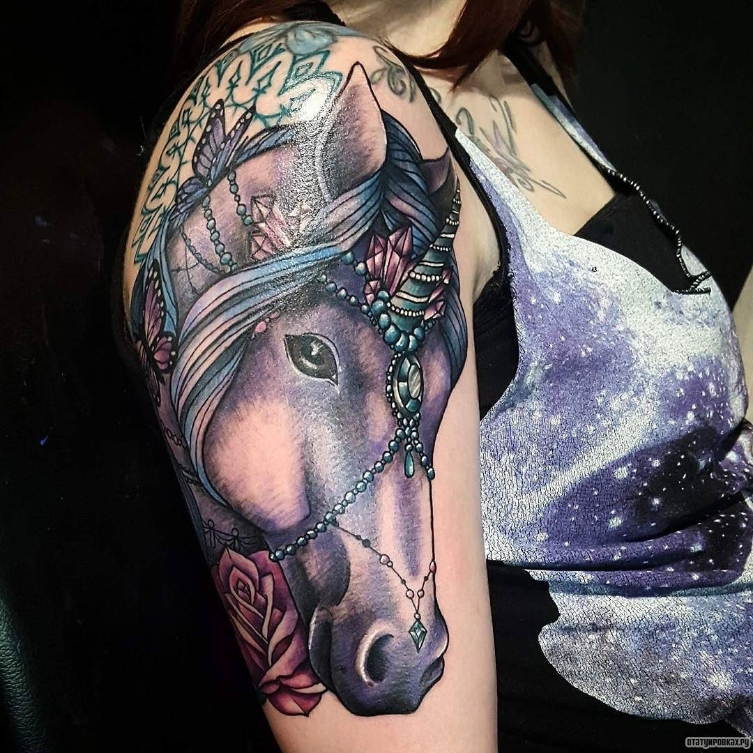 Фотография татуировки под названием «Единорог в украшениях»