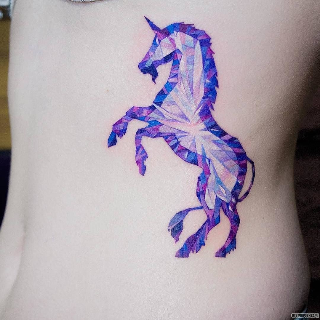 Фотография татуировки под названием «Единорог в синем цвете»