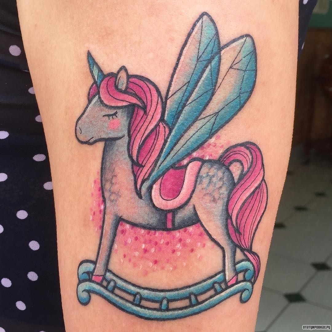 Фотография татуировки под названием «Единорог на лестнице с крыльями»