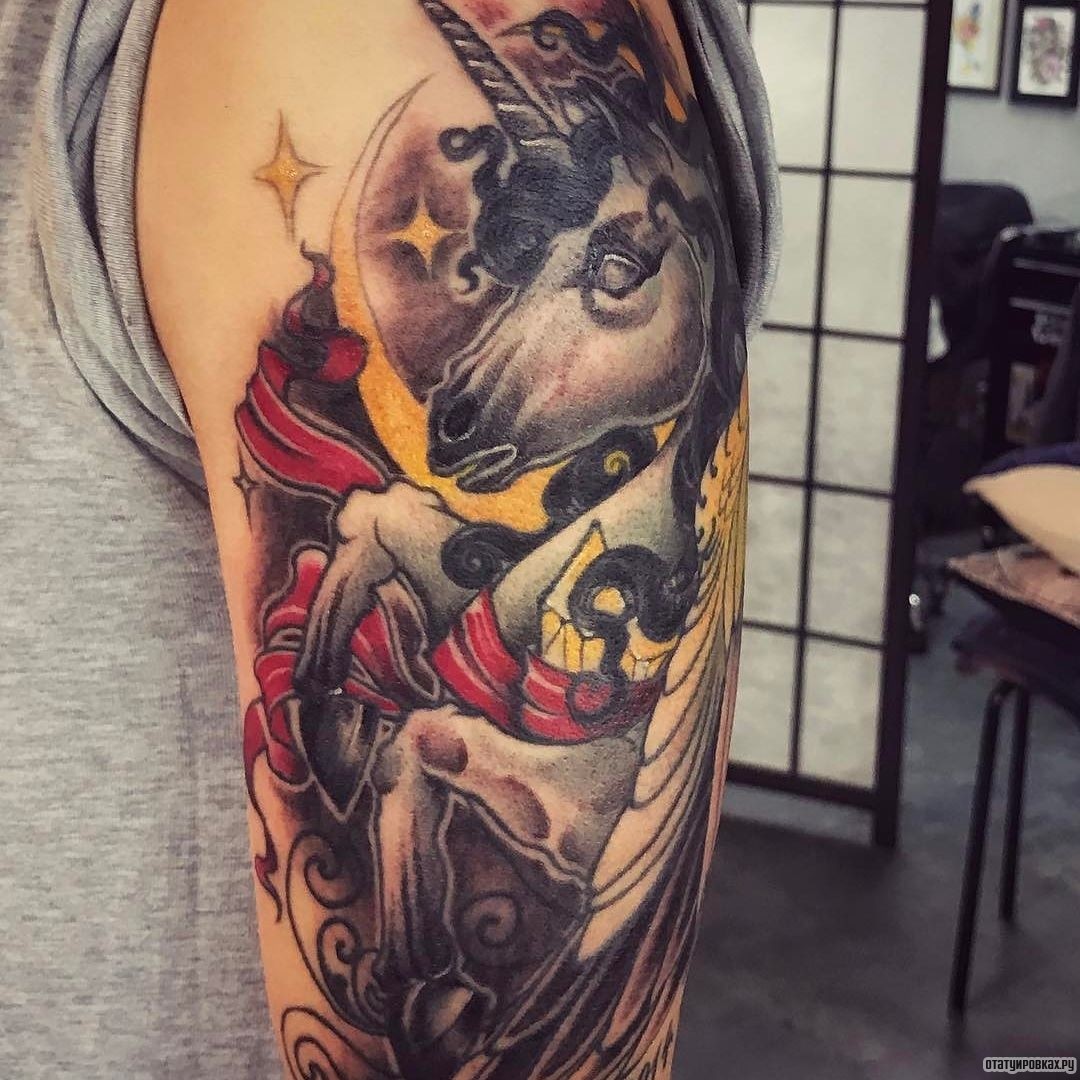 Фотография татуировки под названием «Единорог на фоне месяца»