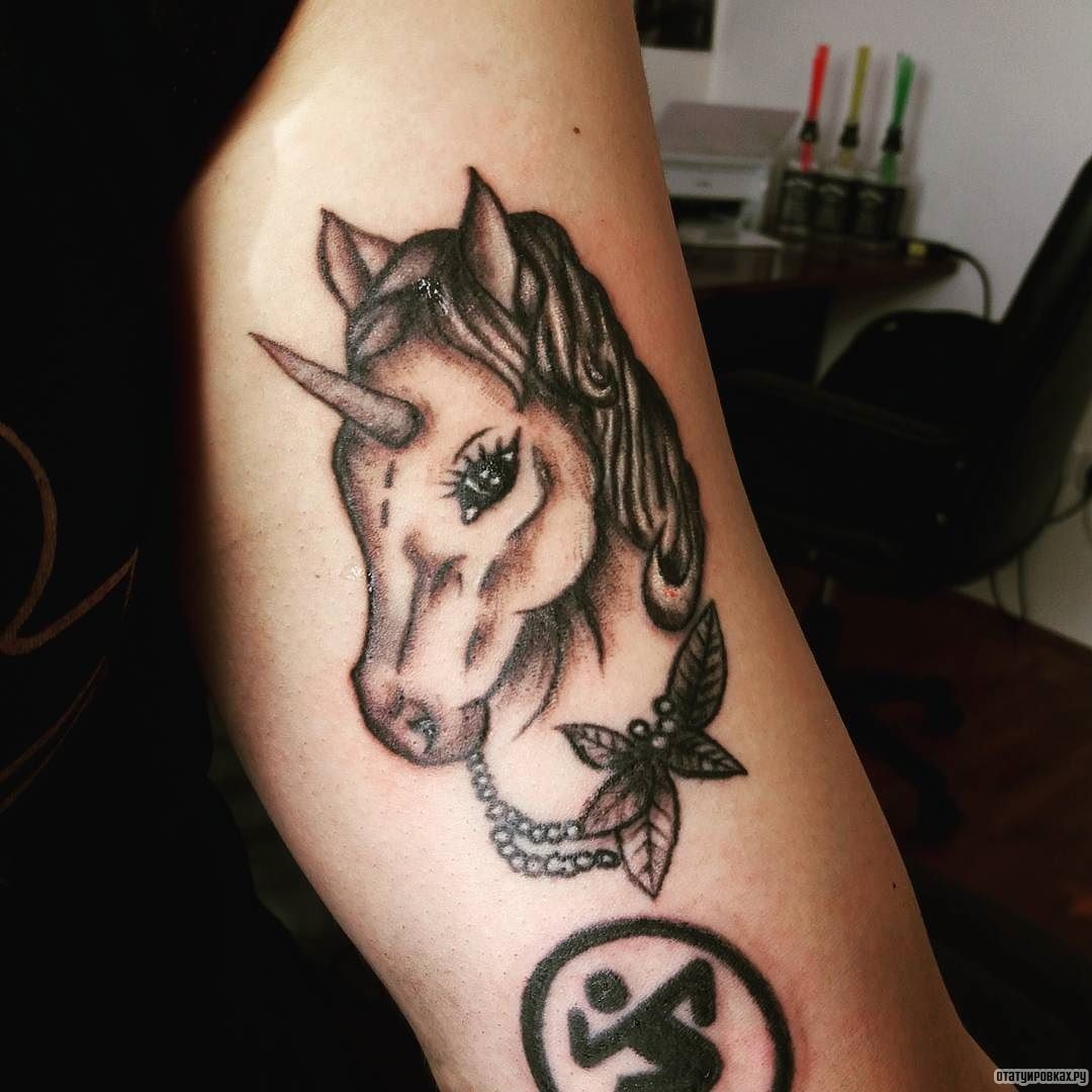 Фотография татуировки под названием «Единорог в темном исполнении»