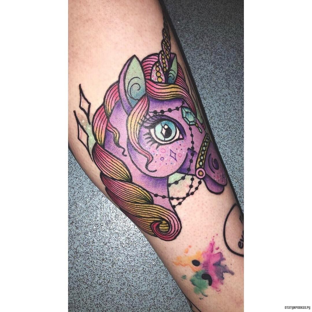 Фотография татуировки под названием «Единорог с большими глазами»
